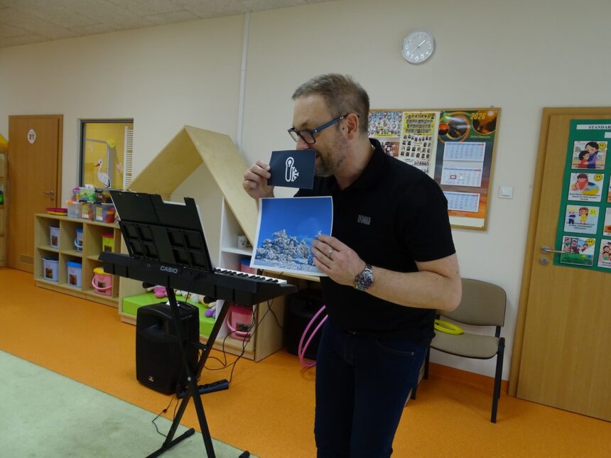 Pan Arek pokazuje obrazek zimy