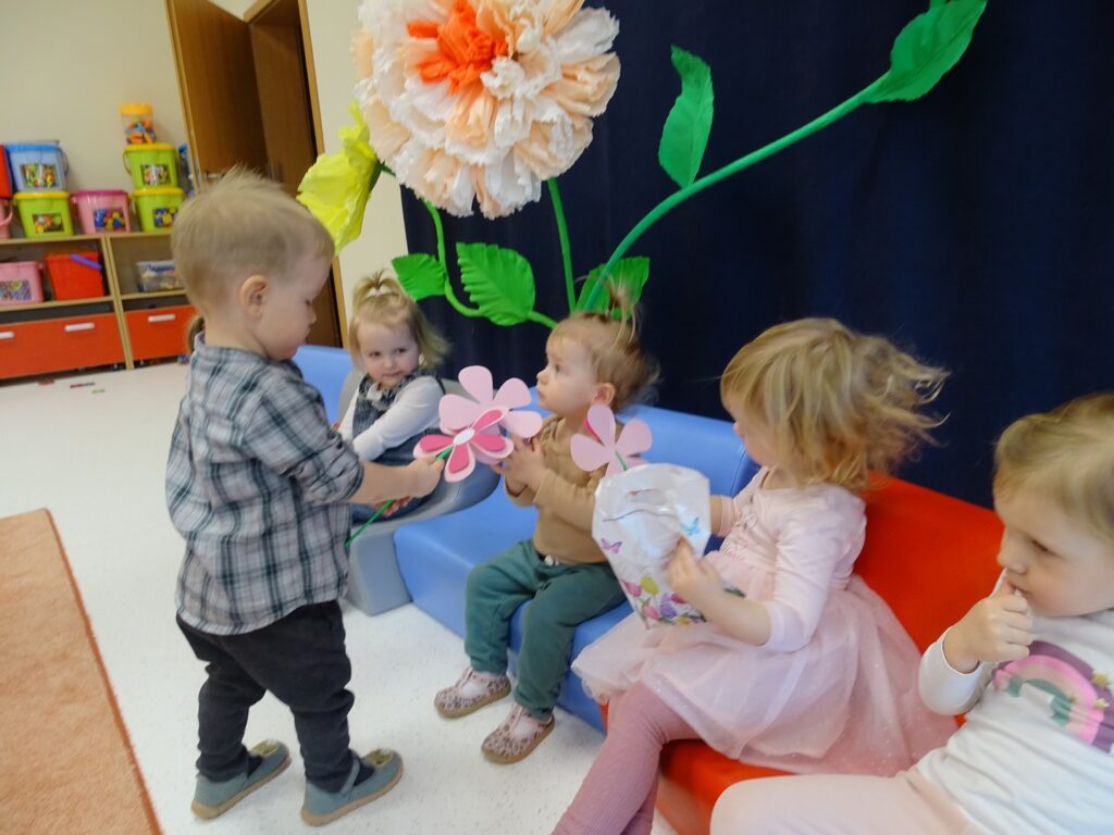 Chłopiec rozdaje kwiaty