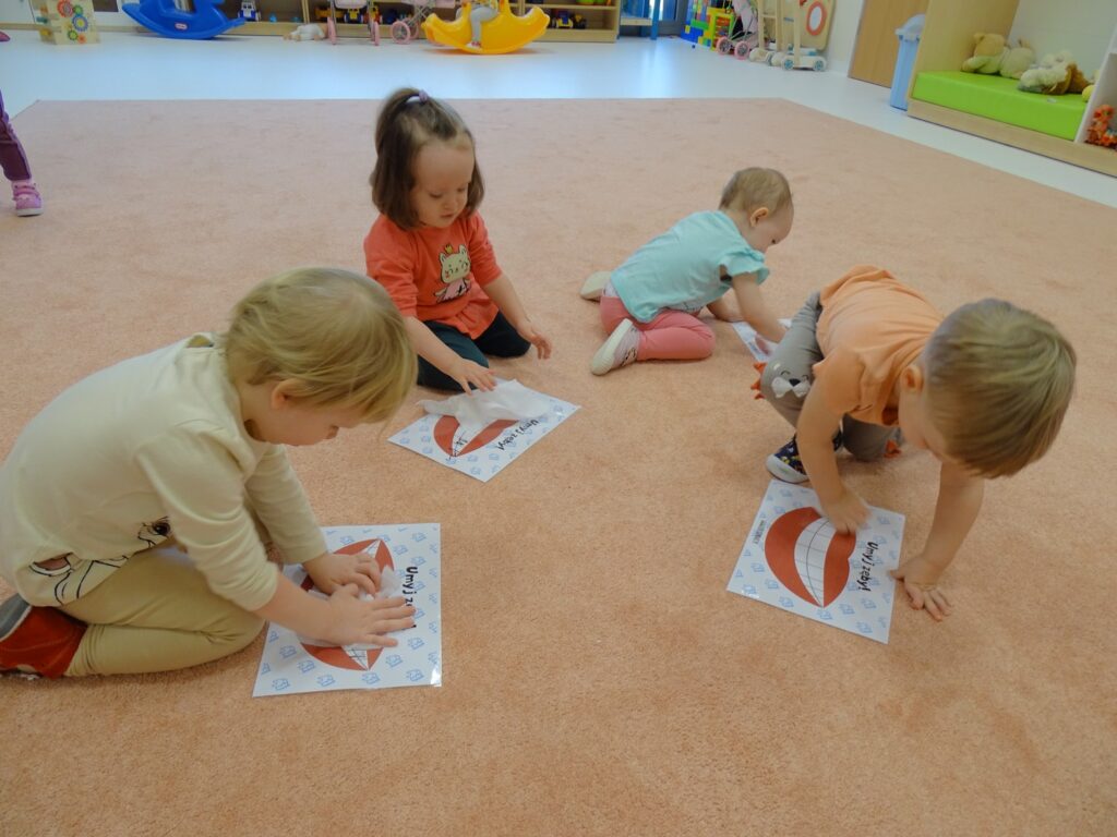 Dzieci czyszczą ząbki