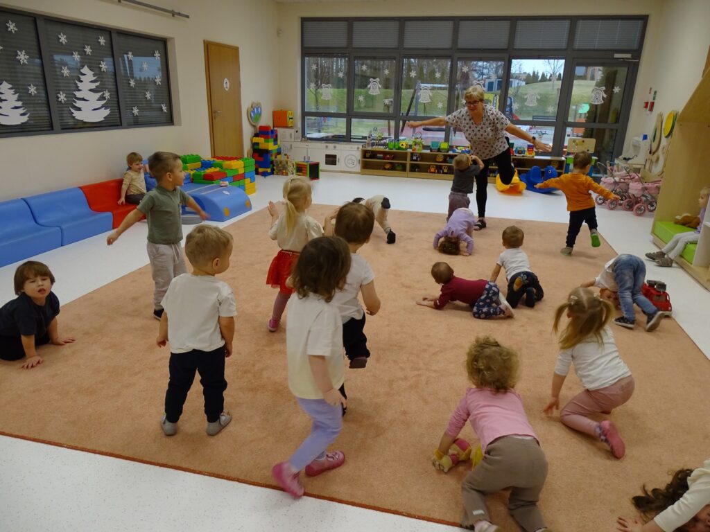 Dzieci robią jaskółkę