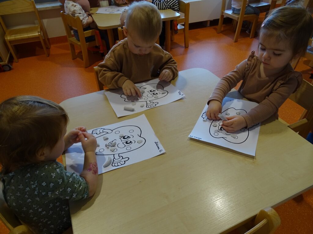 Dzieci wyklejają zęby