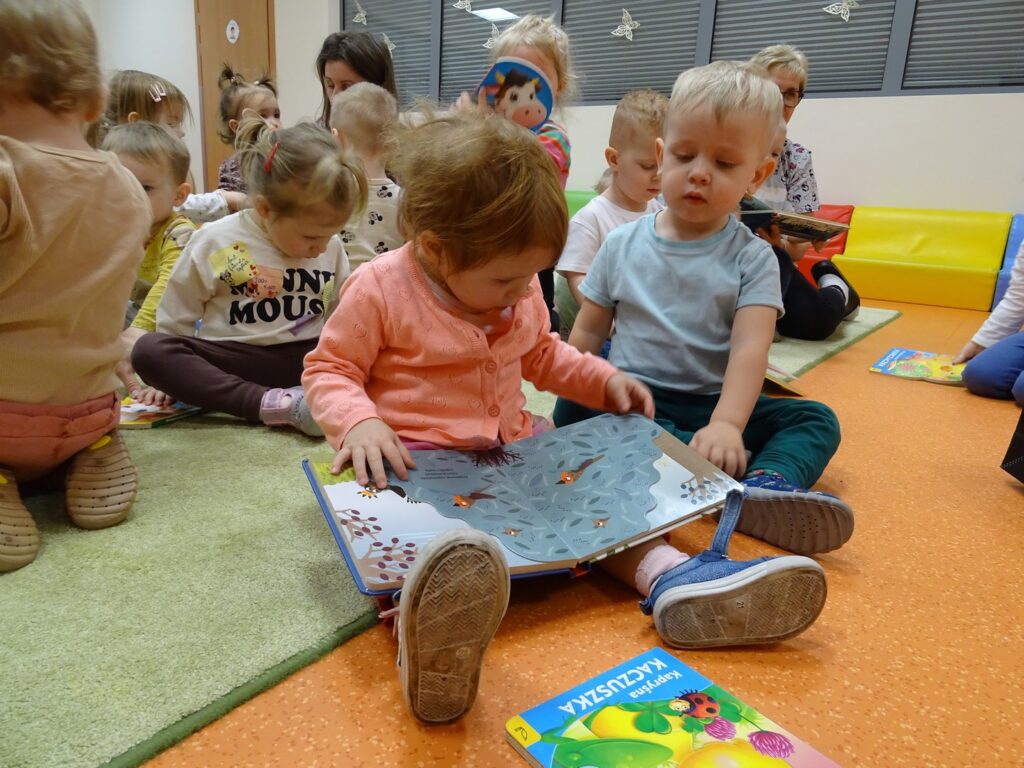 Dziewczynka ogląda książeczkę