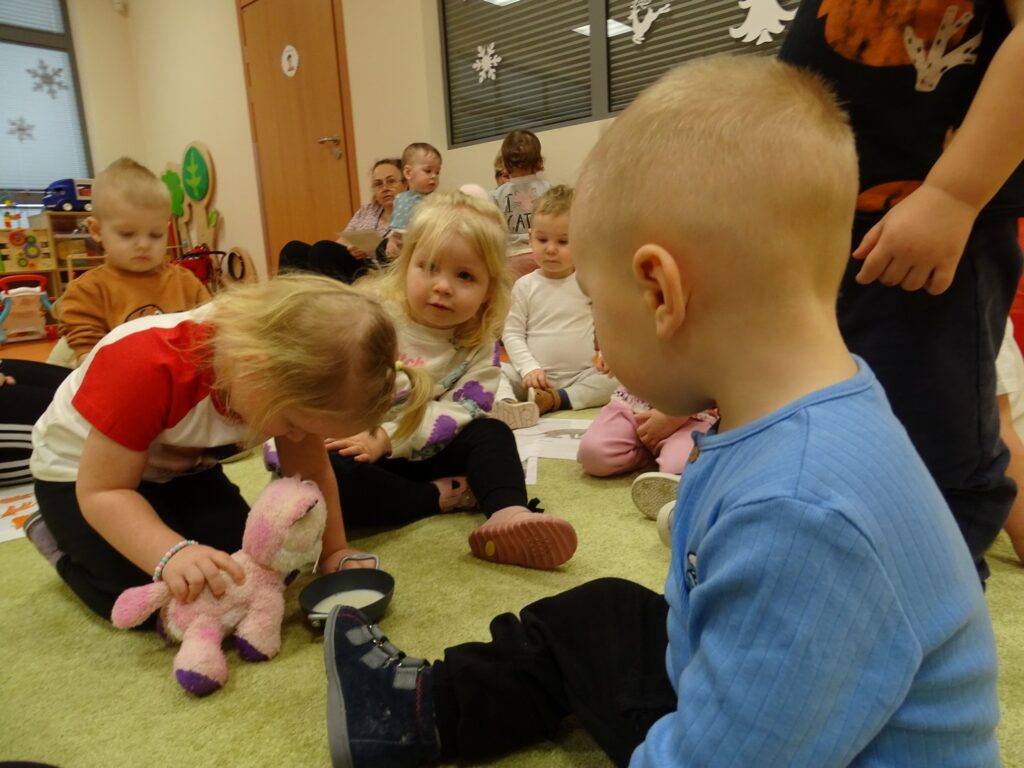 Dziewczynka trzyma kotka