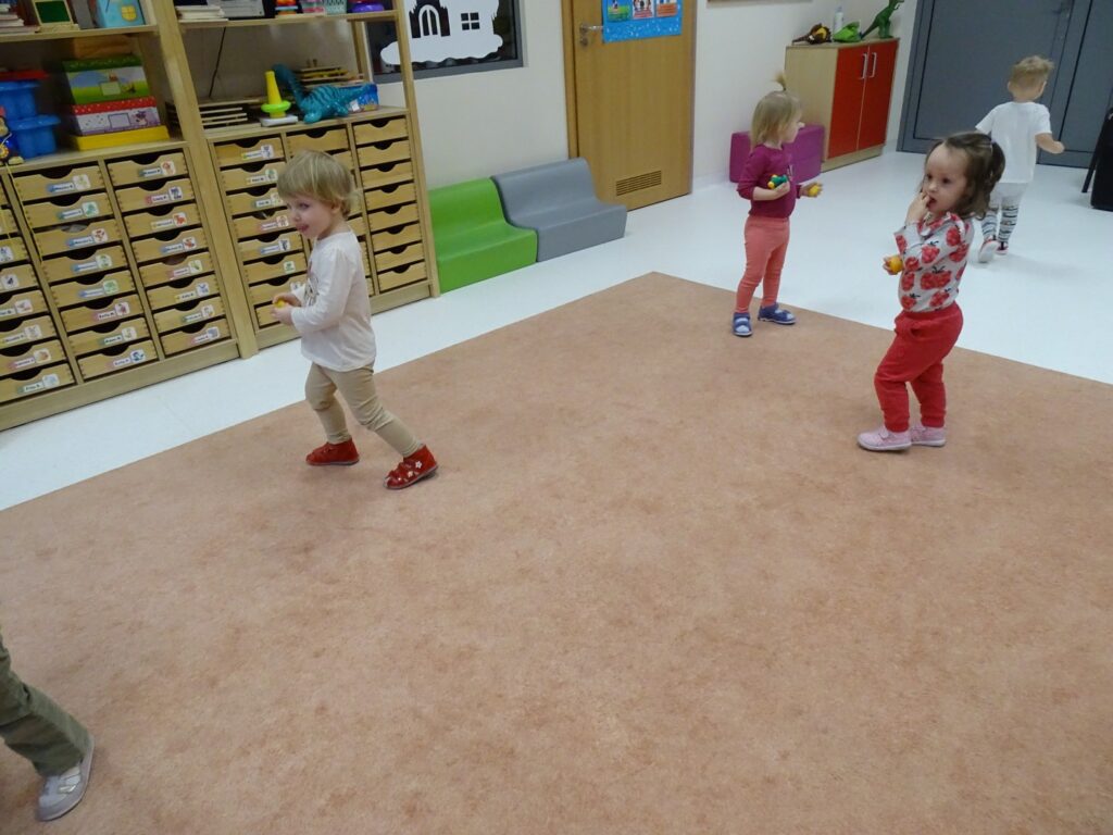 Dziewczynki trzymają jajka z niespodzianką