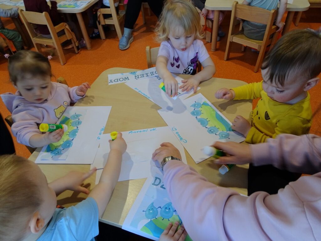 Praca plastyczna przy stoliku