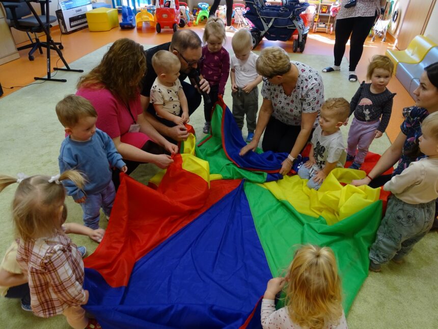 Wszyscy kucają z chustą