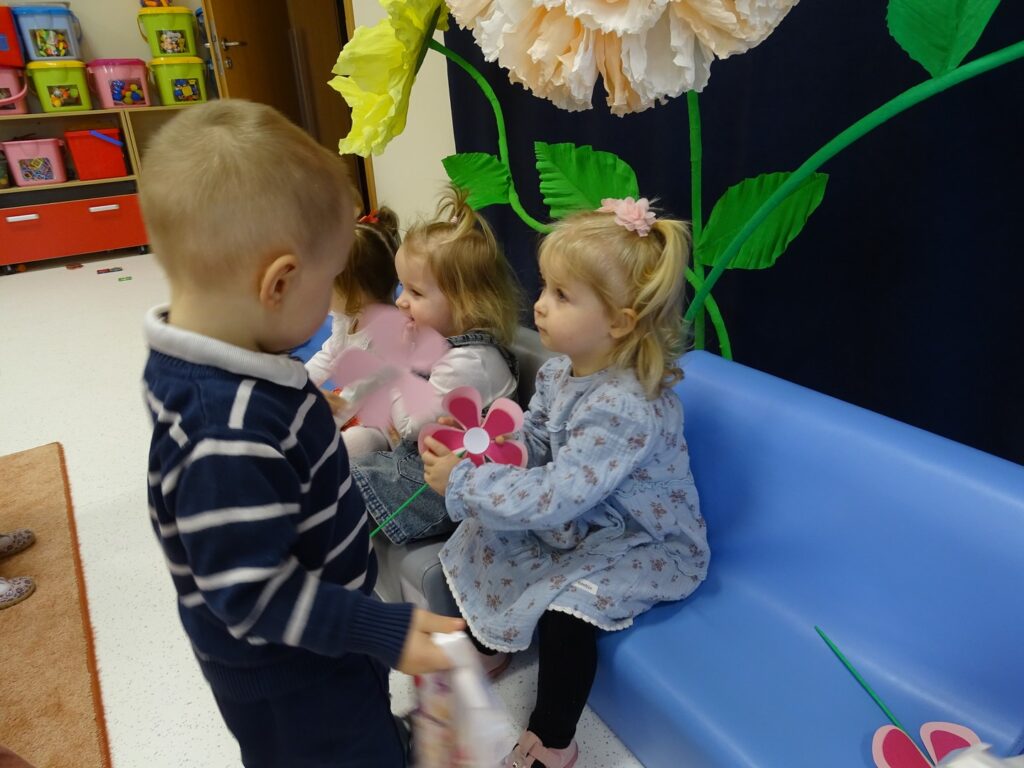 Chłopczyk rozdaje kwiaty