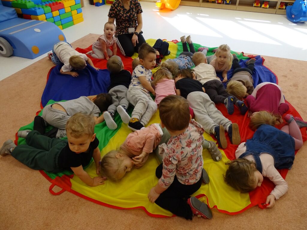 Dzieci odpoczywają na chuście animacyjnej