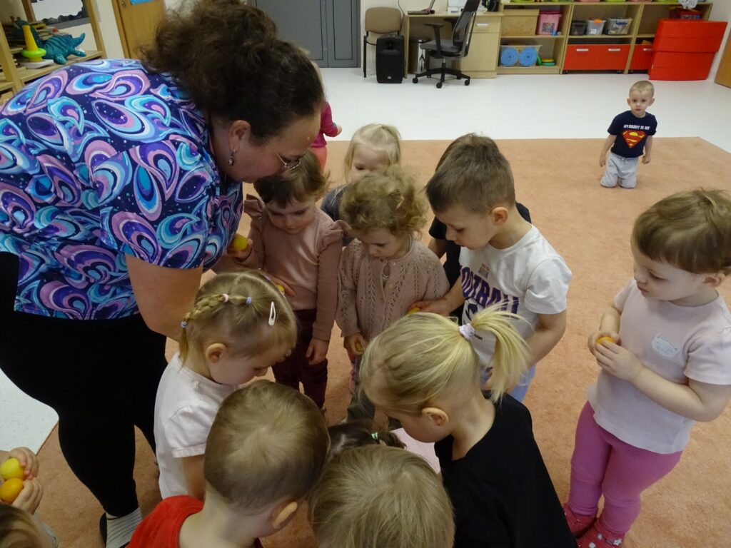 Dzieci otwierają jajka niespodzianki