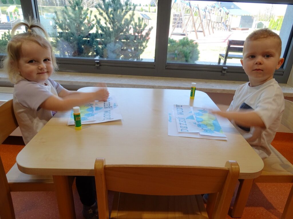 Dzieci pracują z klejem