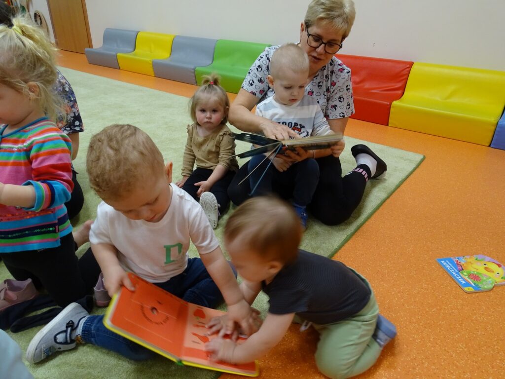 Dzieci z książeczkami