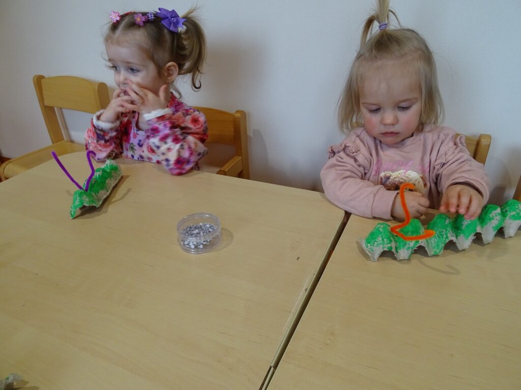 Dziewczynki wykonują swoje prace