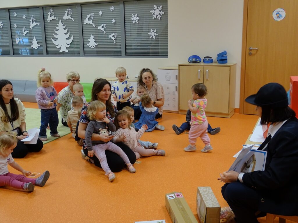 Wszyscy siedzą na podłodze