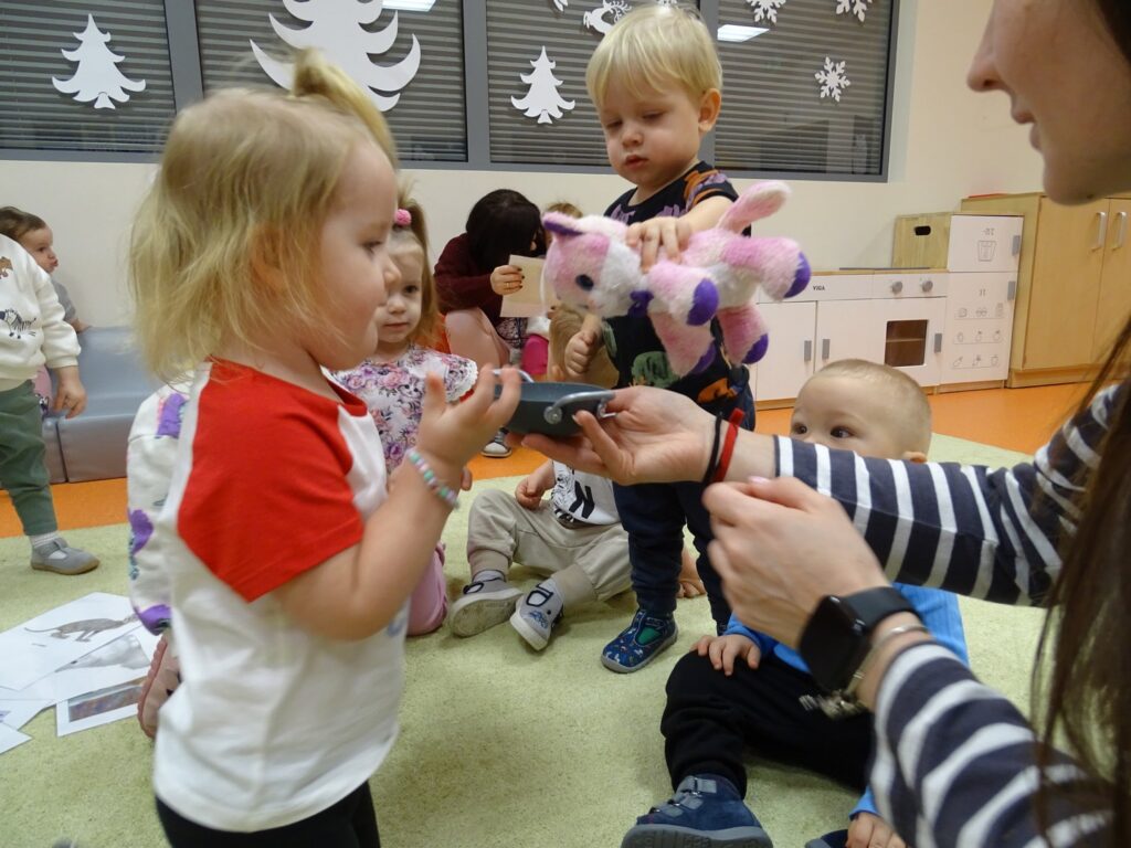 Zabawa w karmienie kota