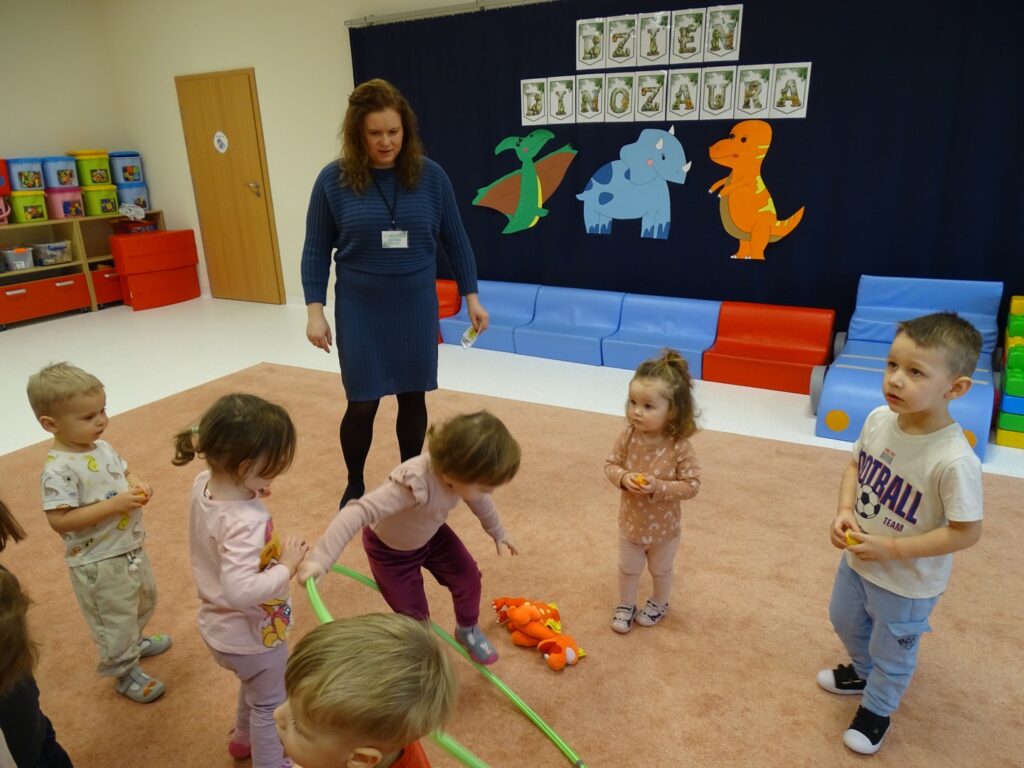 Dzieci naśladują kroki dinozaurów