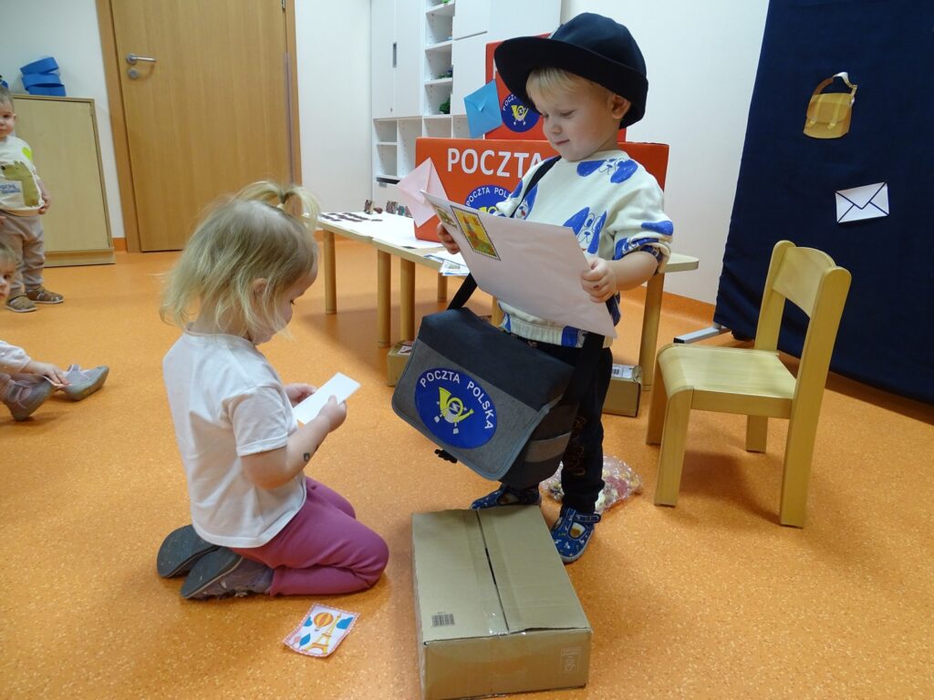 Dzieci oglądają listy