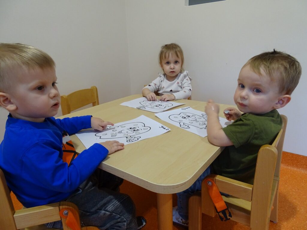 Dzieci pracują przy stolikach