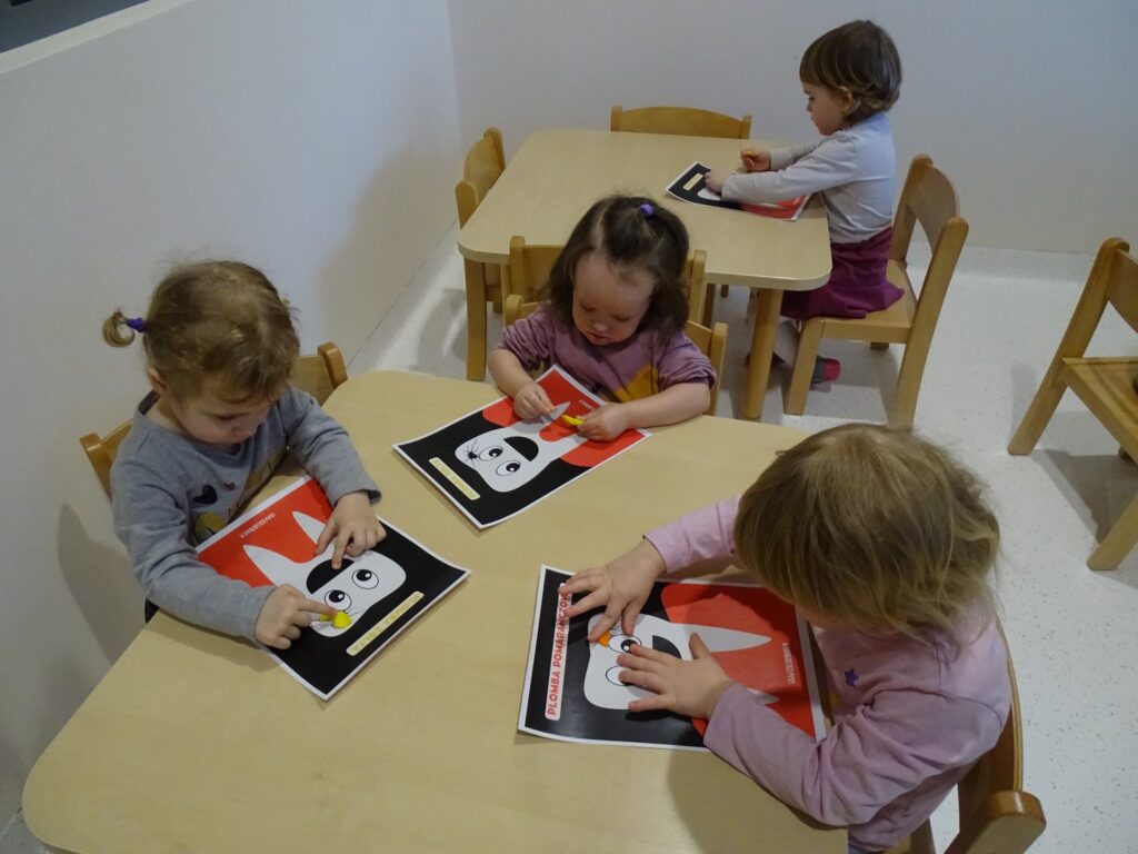 Dzieci wyklejają ząbka