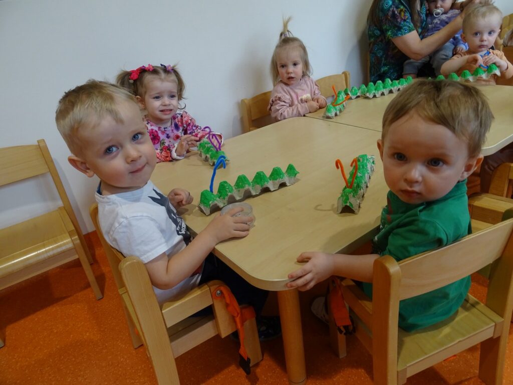 Dzieci wykonują pracę przy stolikach