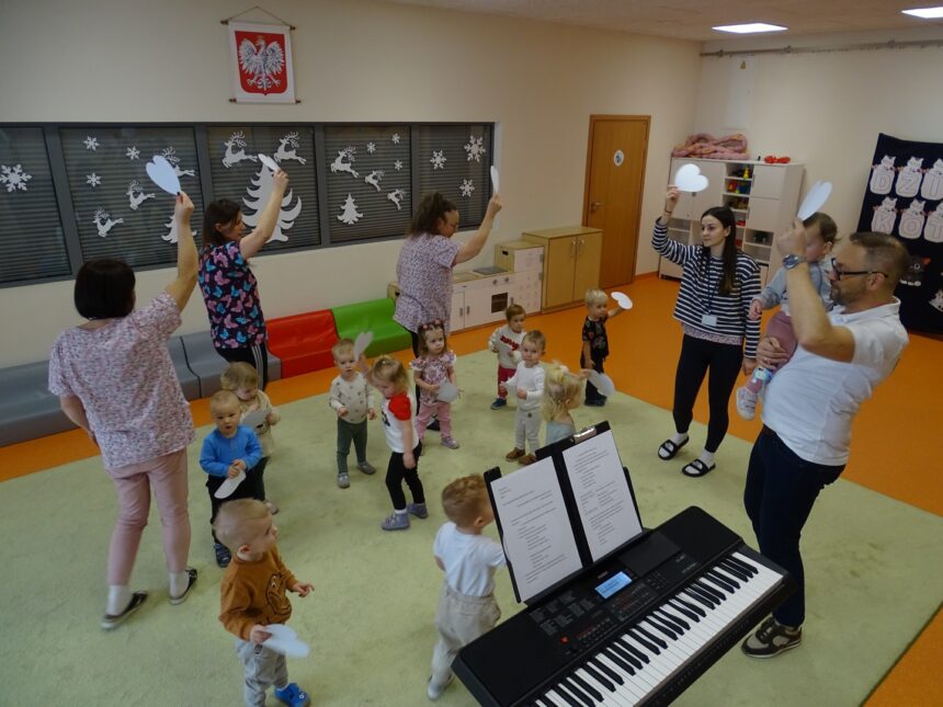 Wszyscy unoszą białe serduszka