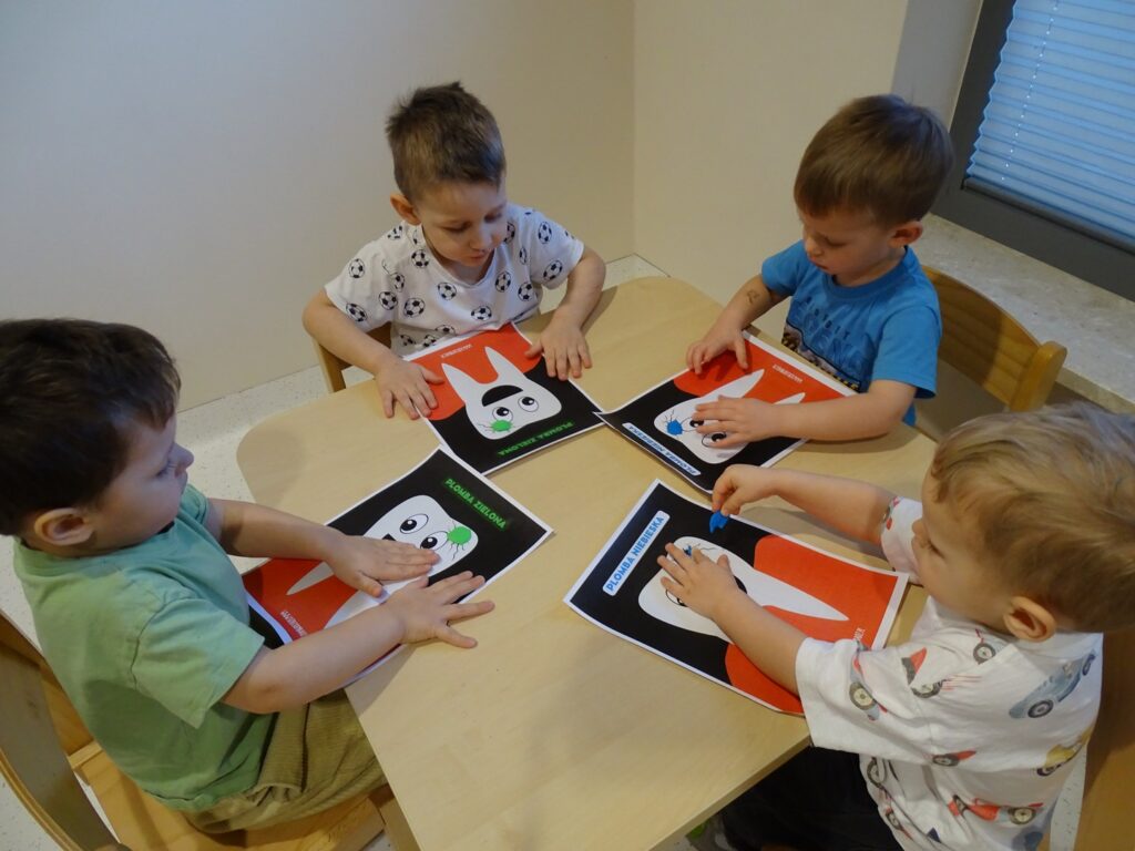 Chłopcy wykonują prace plastyczną