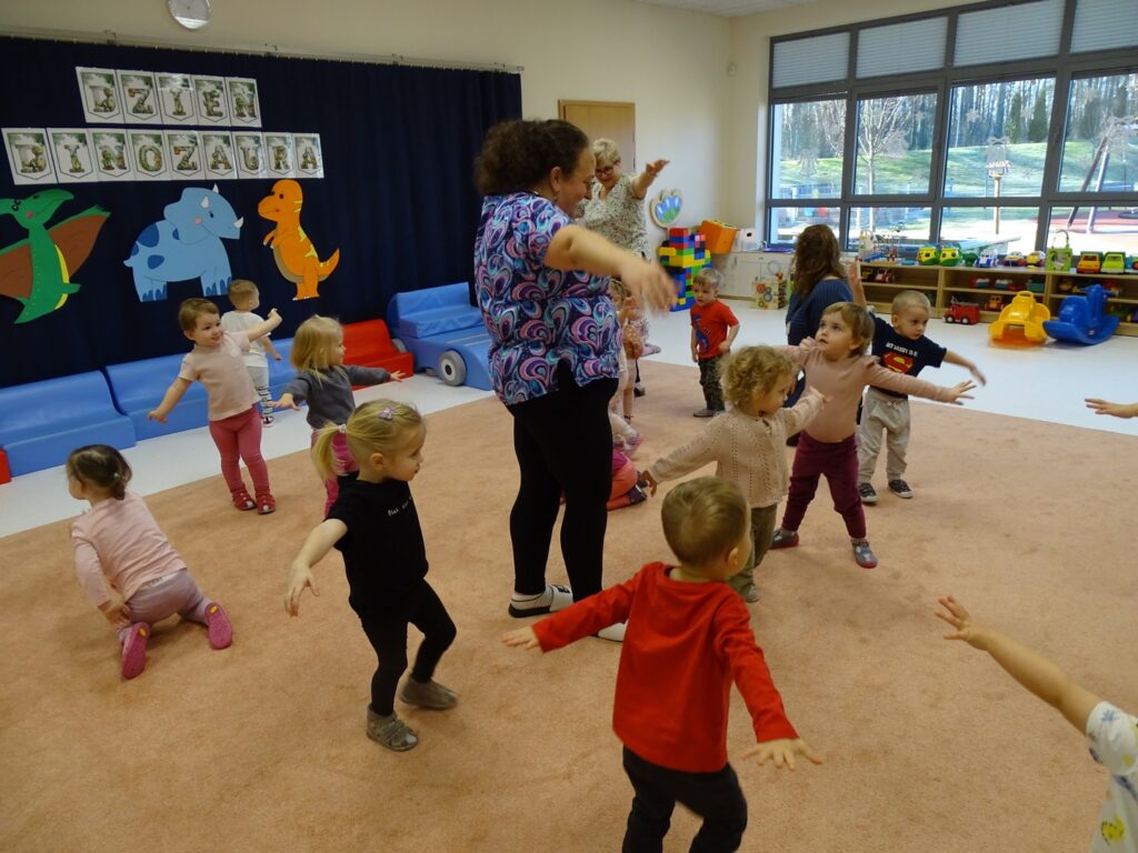 Dzieci tańczą piosenkę o dinozaurach
