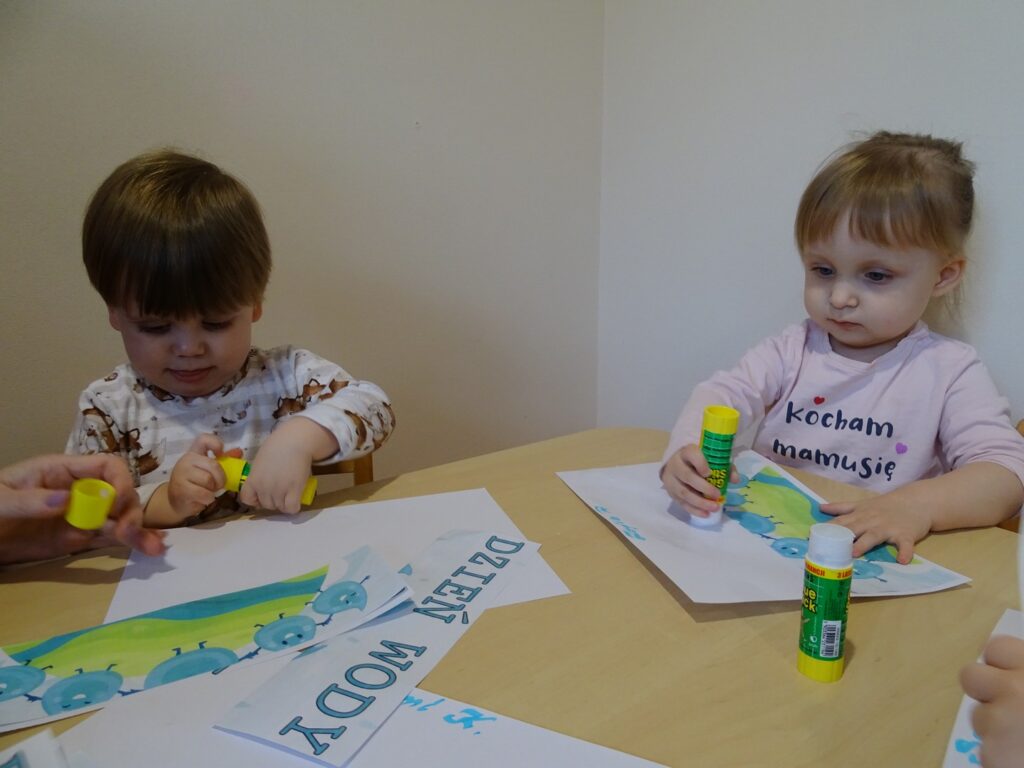 Dzieci trzymają klej