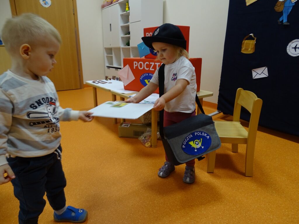 Dzieci wręczają sobie listy