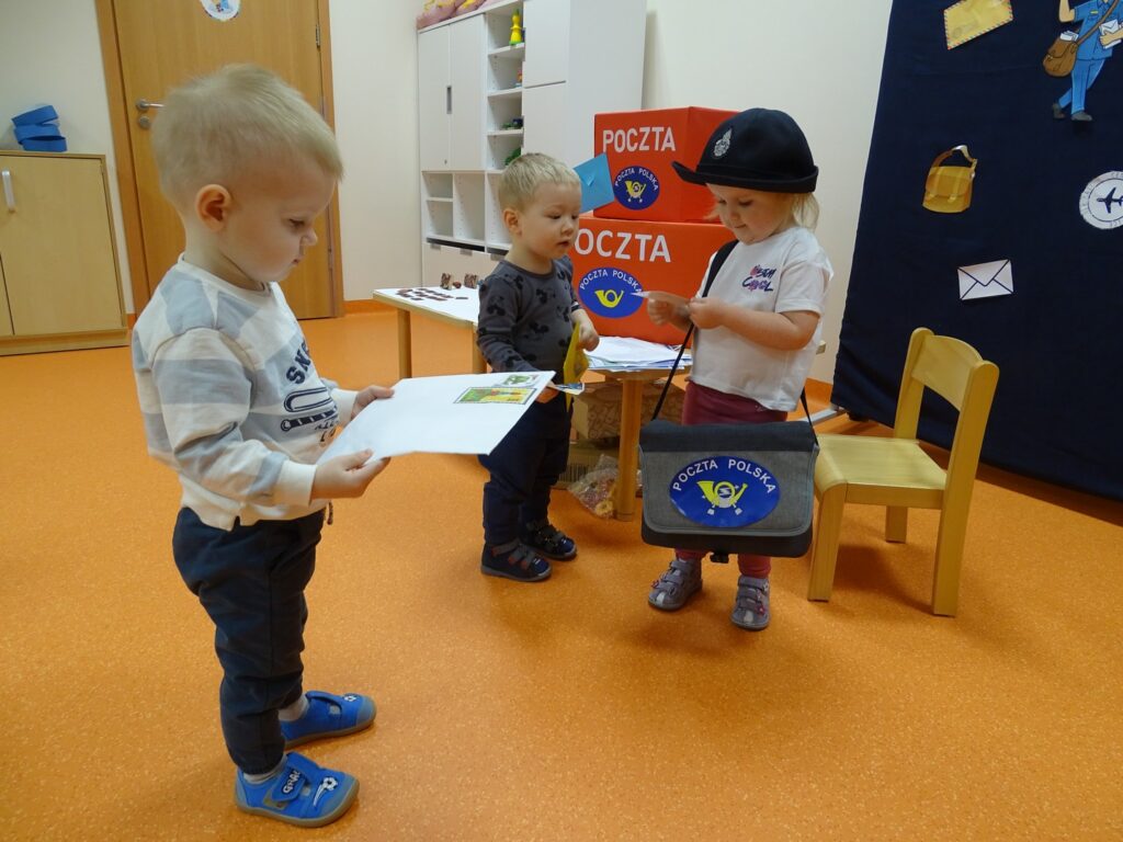 Chłopczyk trzyma list