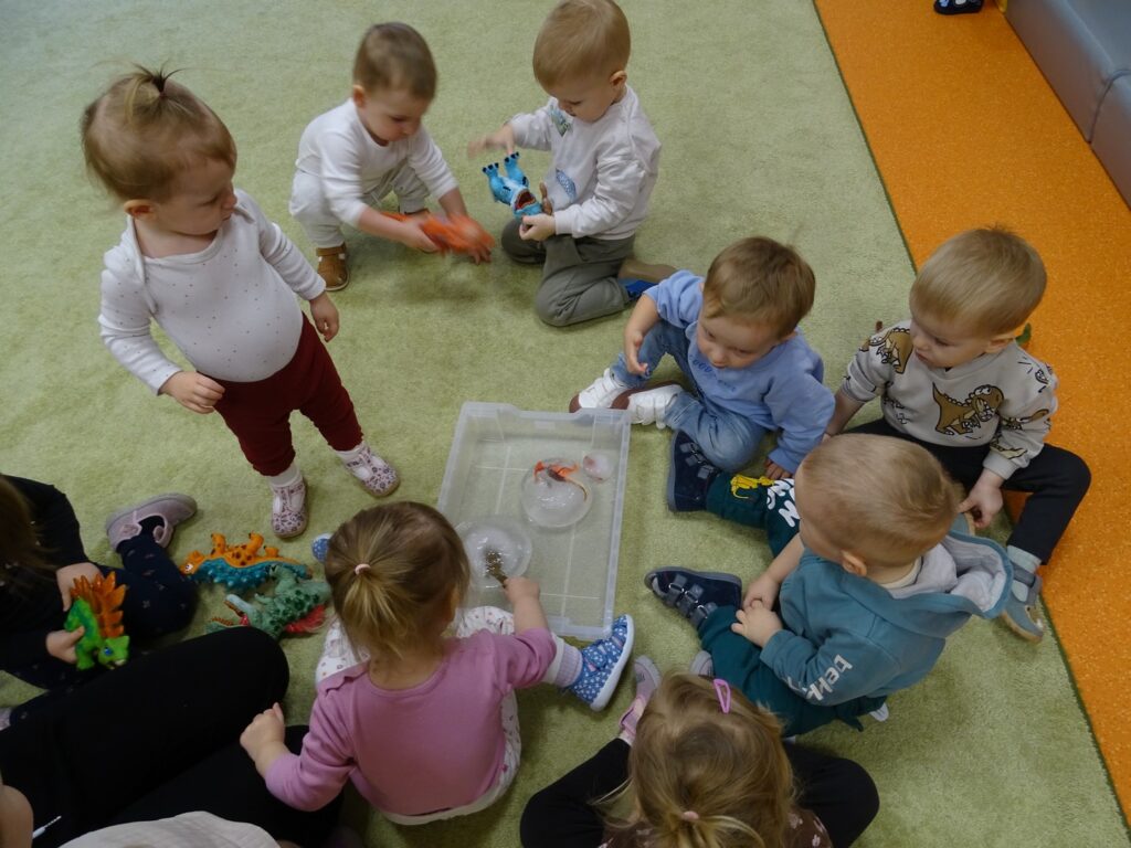 Dzieci oglądają dinozaury