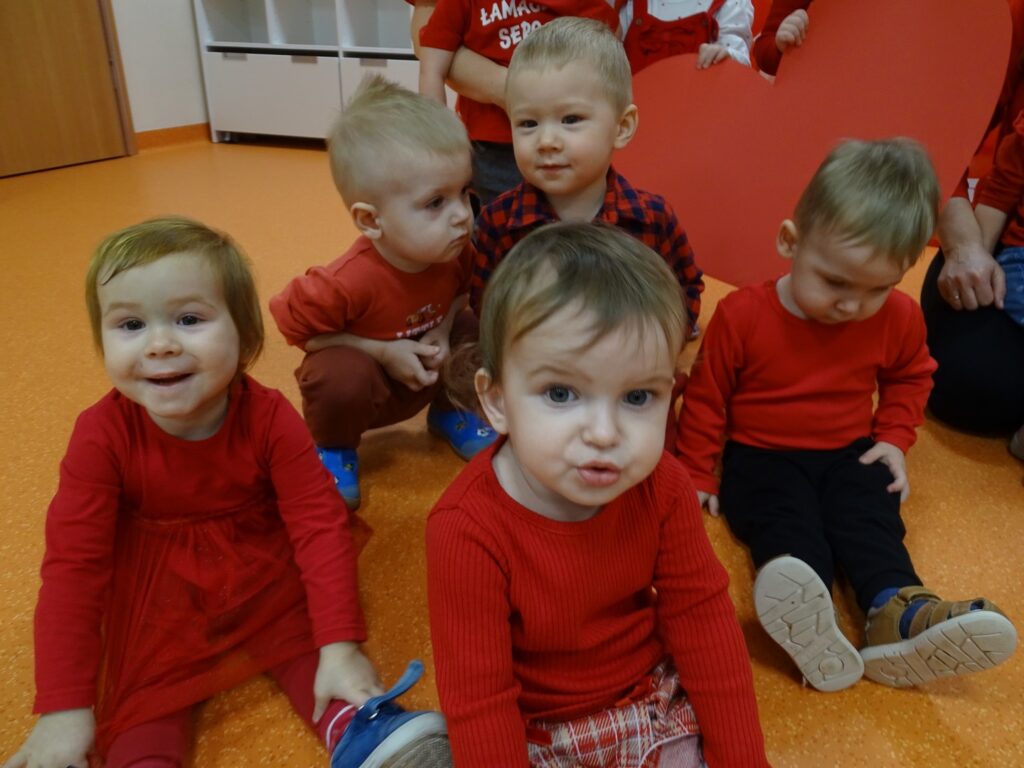 Dzieci ubrane na czerwono