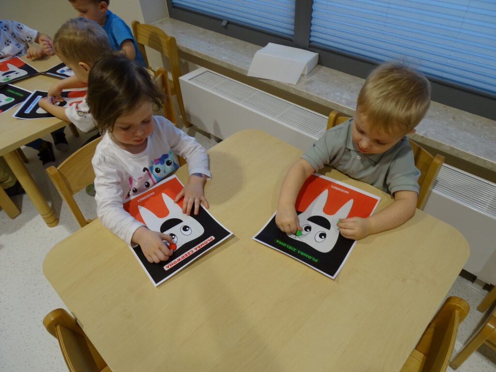 Dzieci wyklejają ząbka