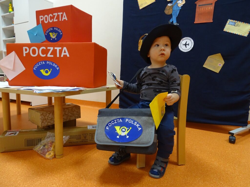 Chłopczyk w przebraniu listonosza