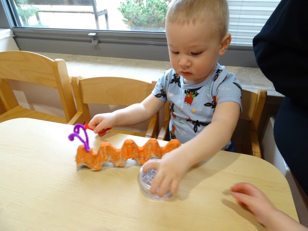 Chłopczyk ze swoją pracą