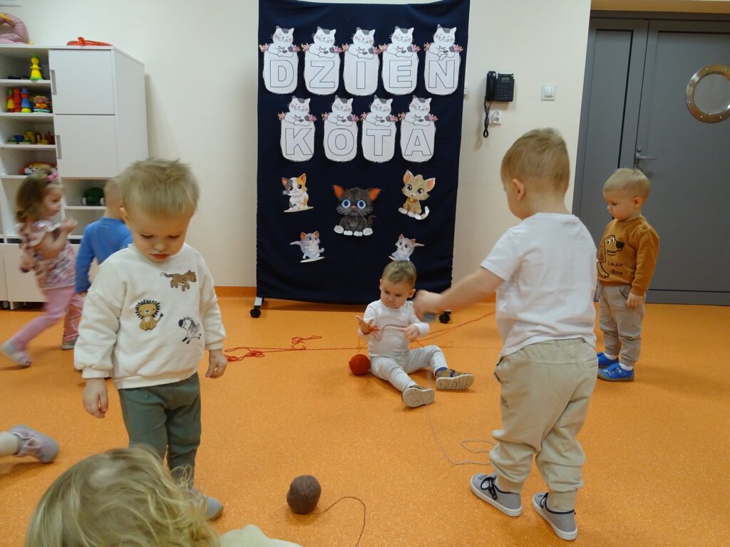 Dzieci turlają włóczki