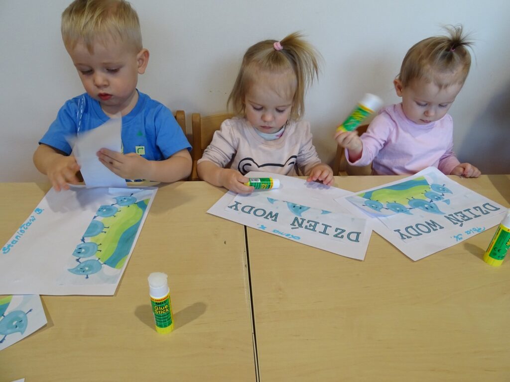 Dzieci wykonują prace plastyczne