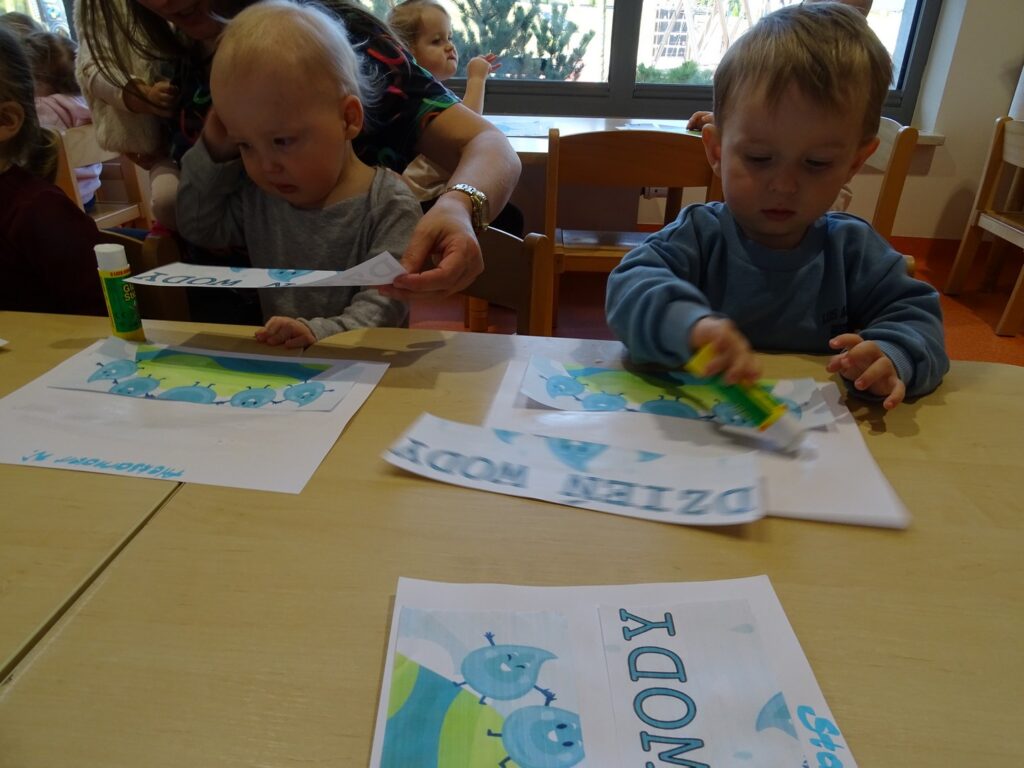 Chłopcy pracują z klejem