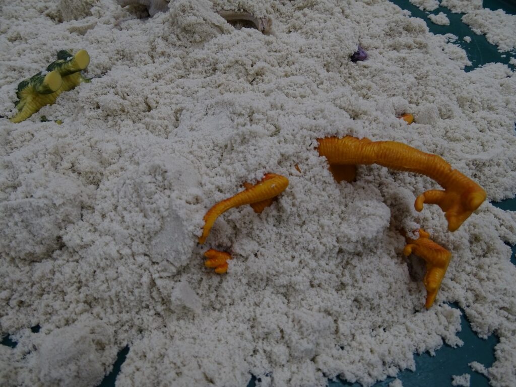 Dinozaur zakopany w piasku