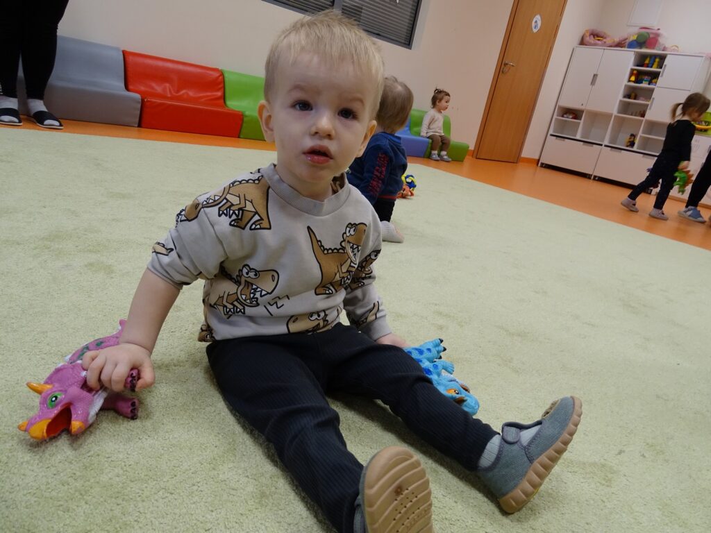 Chłopiec z dinozaurami