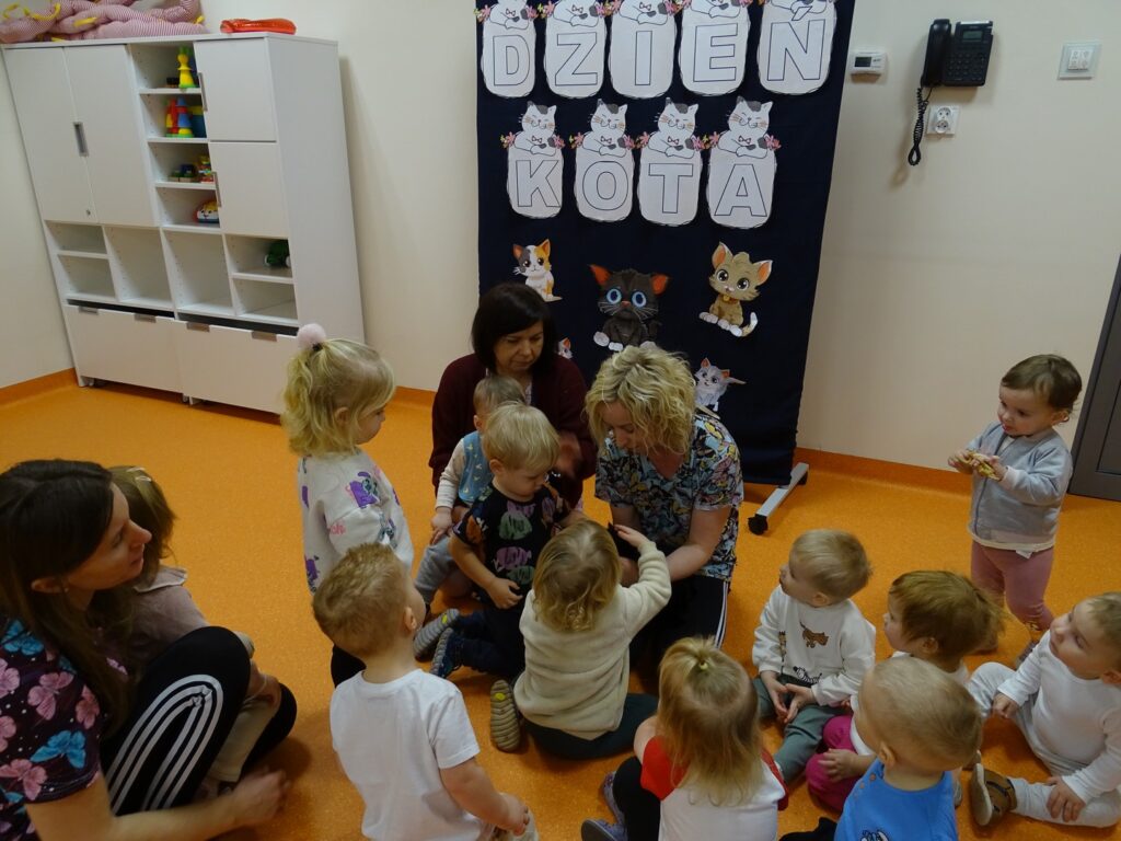 Dzieci oglądają kota