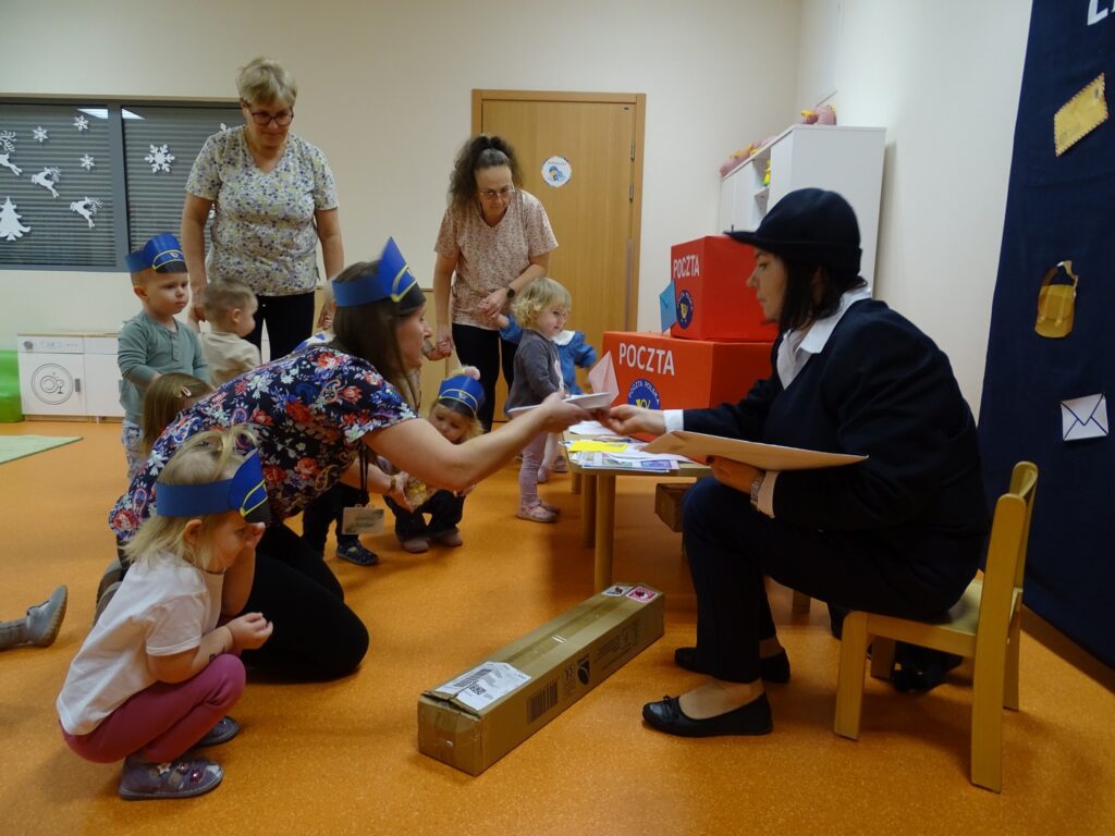 Listonosz rozdaje listy