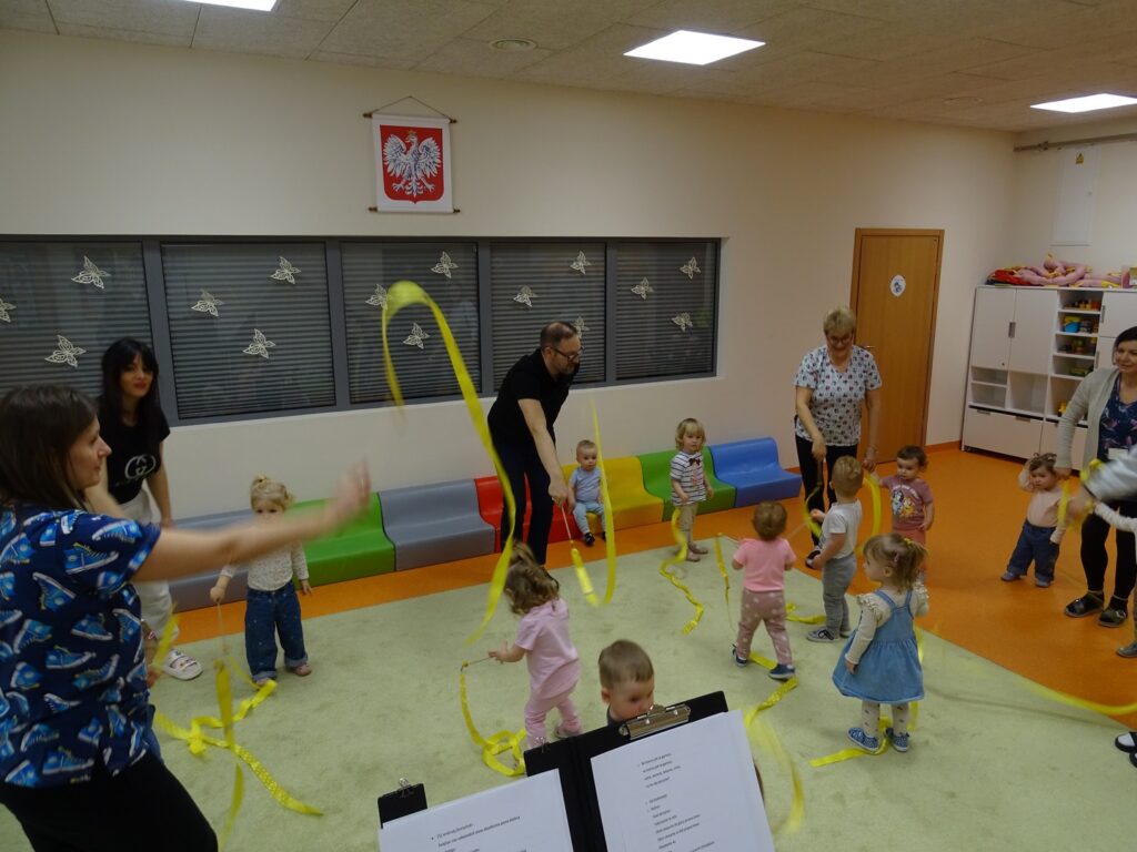 Dzieci machają żółtymi wstążkami