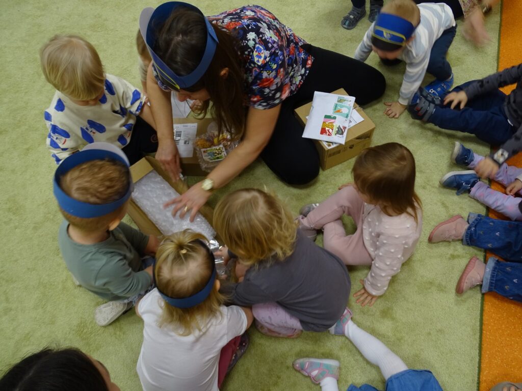 Dzieci otwierają paczki