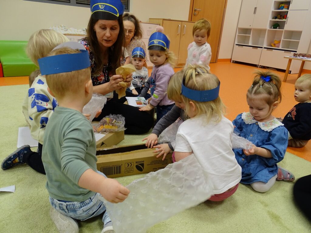 Dzieci sprawdzają zawartość paczek