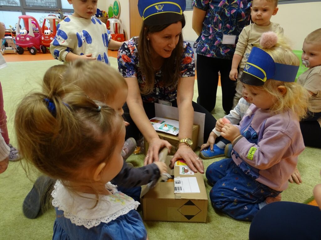 Opiekun otwiera paczkę