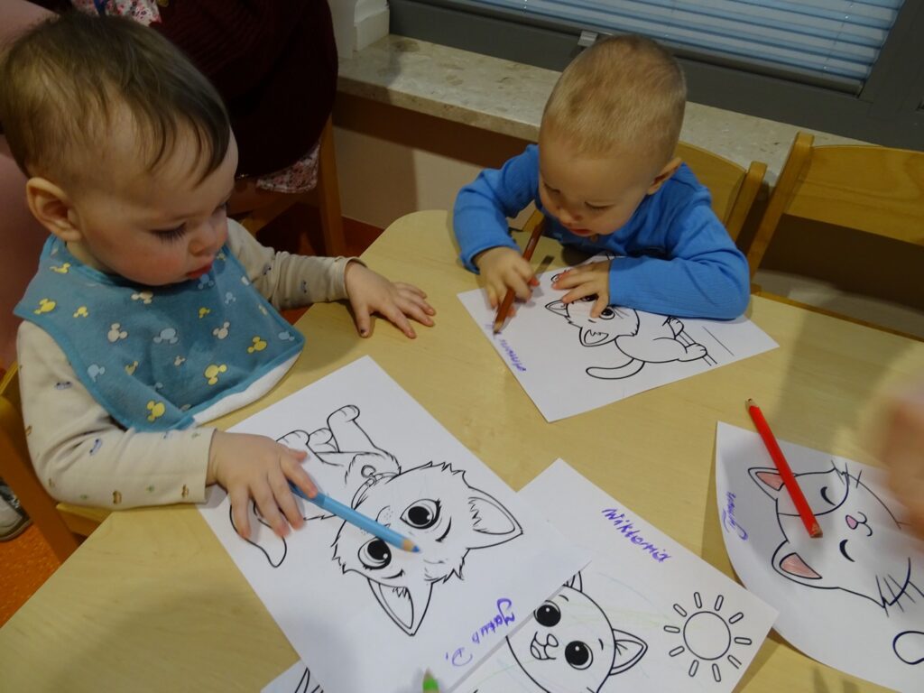 Chłopcy kolorują kotka