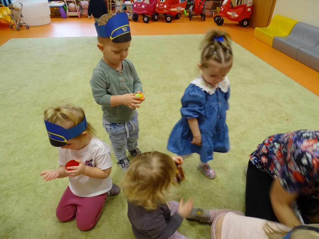 Dzieci oglądają małe elementy z paczki