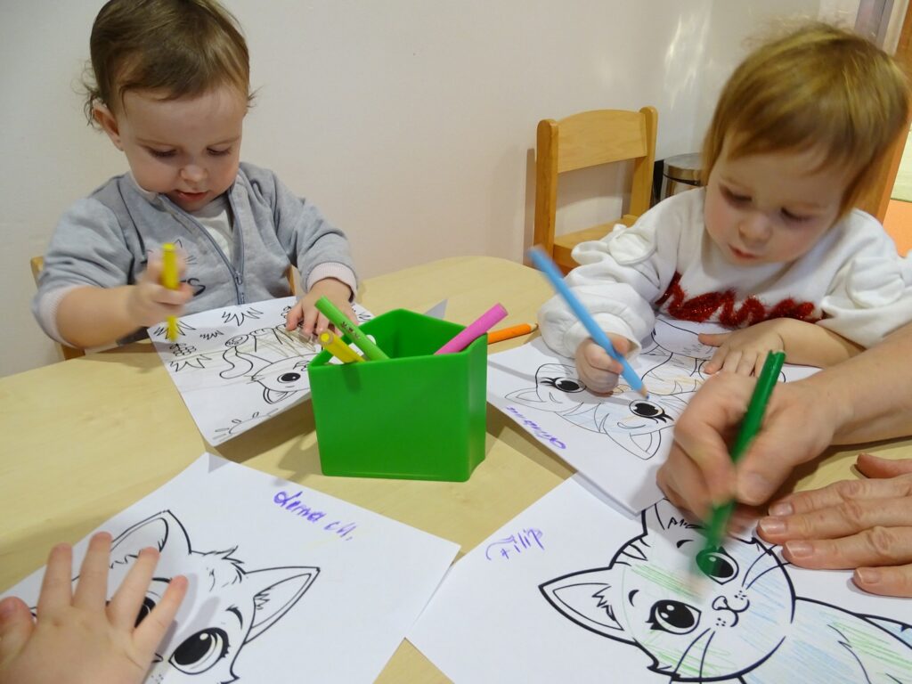 Dzieci kolorują kotka