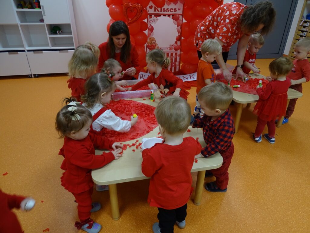 Wspólna praca przy stolikach