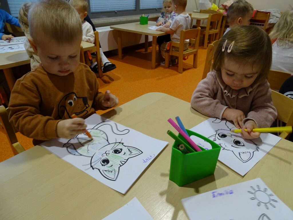 Dzieci malują kotka
